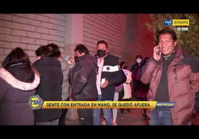 Gente con entrada en mano, se quedó afuera.