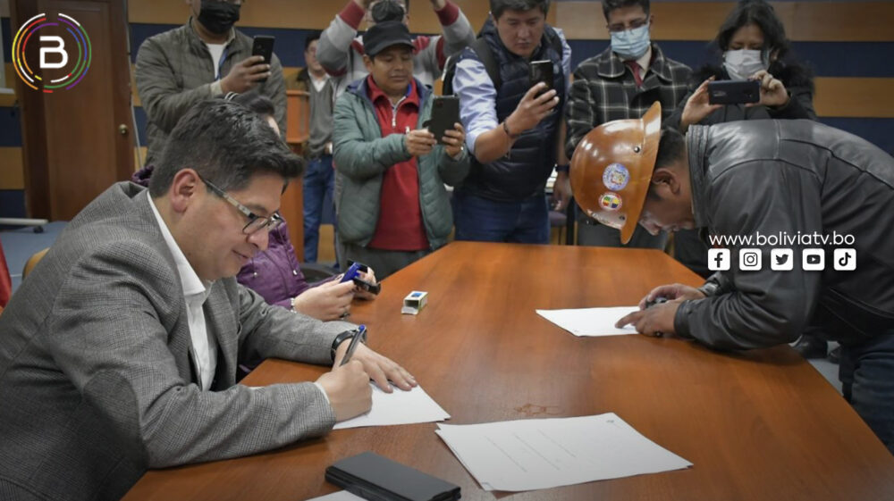 Gobierno firma acuerdo con mineros de Huanuni y se levantan las medidas de presión
