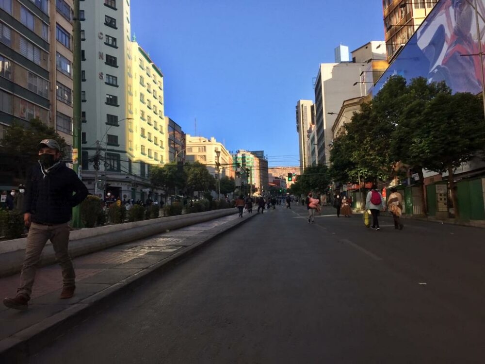 Mineros de Huanuni y transportistas bloquean el centro paceño