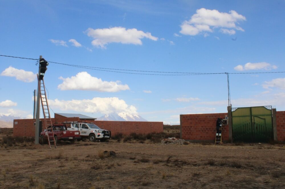 Conexión eléctrica contribuye a la reactivación económica de vecinos alteños de la Urbanización Valle del Sur