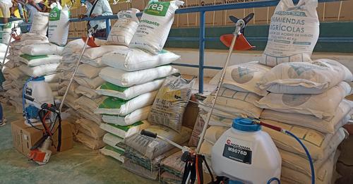 Entregan insumos para fortalecer producción de frutas en el trópico de Cochabamba