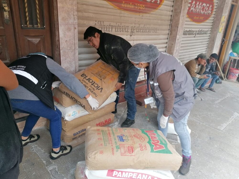 Defensa del Consumidor sanciona a tienda de abarrotes por vender harina caducada en Sucre