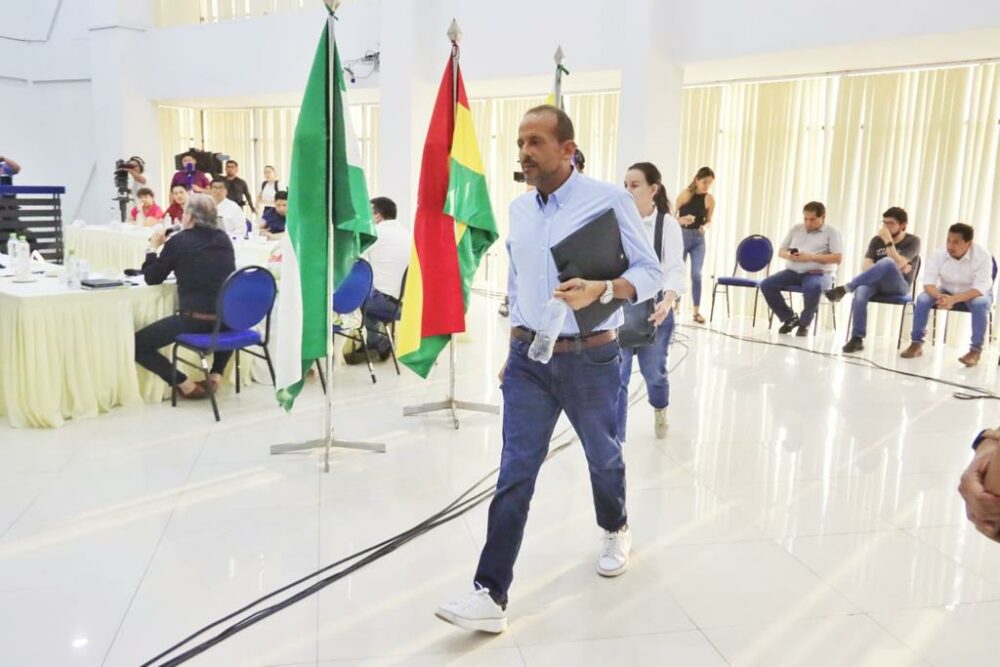 Luis Fernando Camacho abandonando la mesa de diálogo. Foto: Vicecom