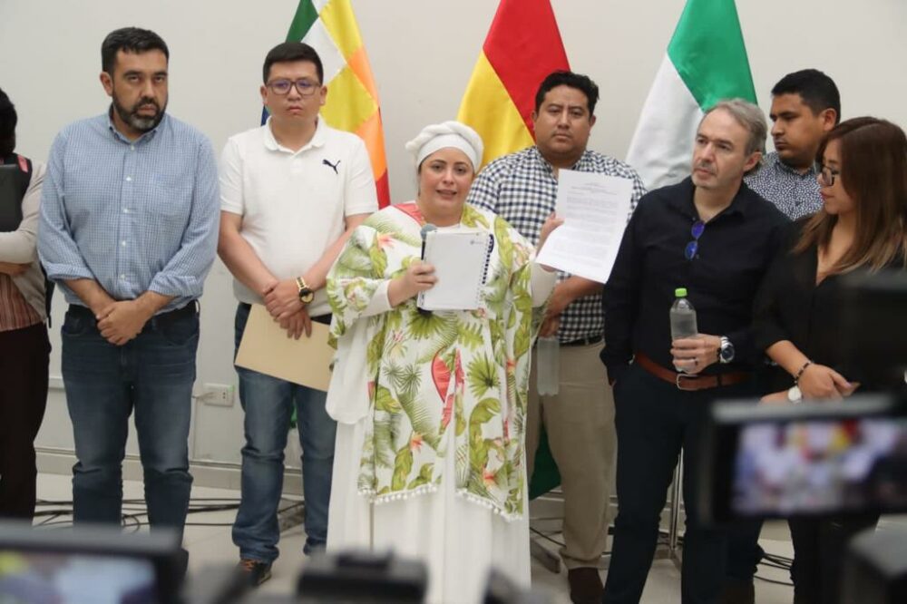 La comisión del Gobierno nacional en conferencia de prensa. (VIcecom).