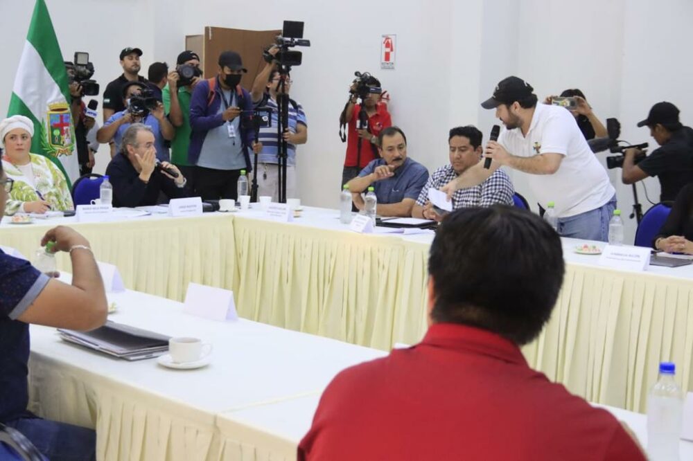 El cívico Cochamanidis interrumpe a gritos el diálogo con el Gobierno. (Vicecom).