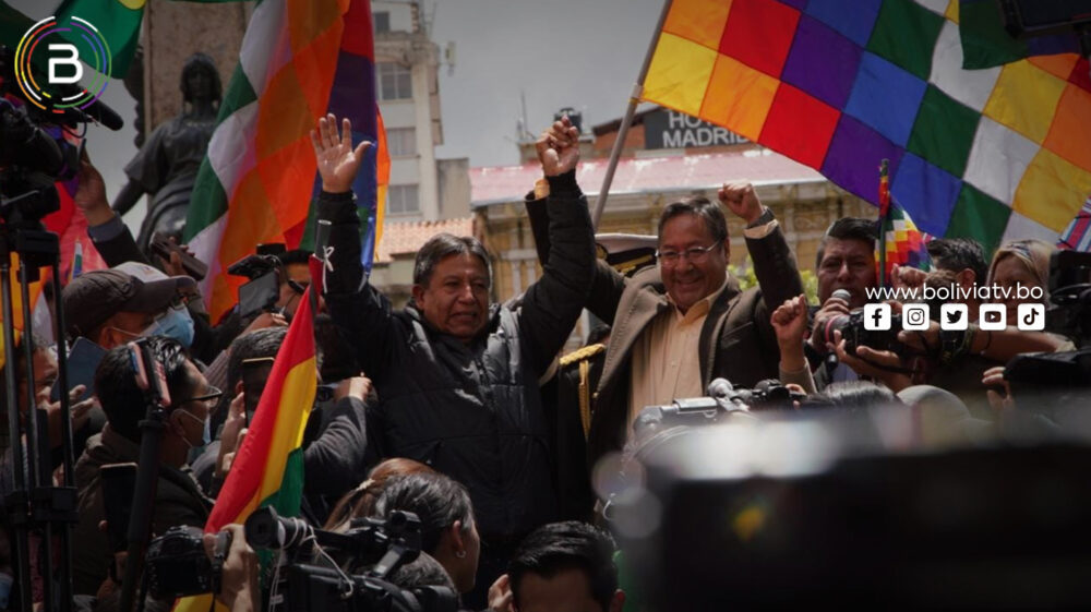 Lucho y David rompen el protocolo y celebran con la ciudadanía la recuperación de la democracia (ampliación)