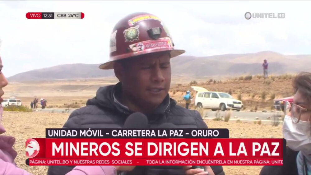 Mineros de Colquiri levantan bloqueo de la ruta La Paz- El Alto para asistir al diálogo con el Gobierno