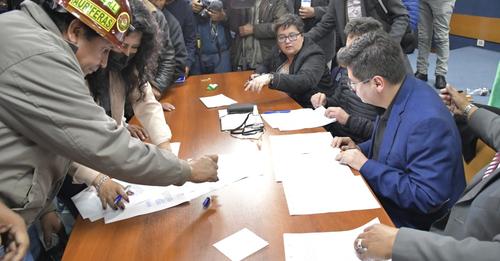 Mineros auríferos aceptan tributo del 4,8% y suspenden medidas de presión