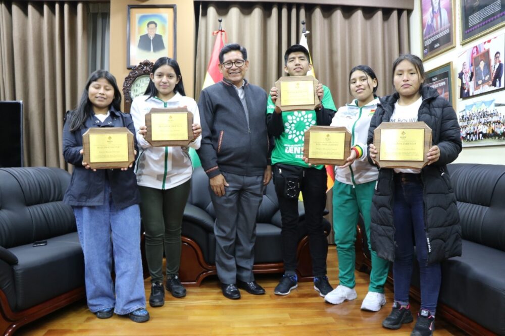 Educación reconoce al equipo boliviano que ocupó el 4to puesto en el First Global Challenge