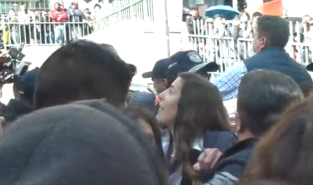 Agreden a la concejala Pérez del Castillo al ingresar a la Asamblea de la Paceñidad