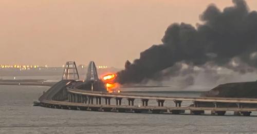 Una explosión destruyó gran parte del puente de Kerch, que conecta a Rusia con Crimea