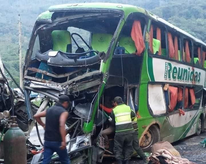 Accidente en vía Cochabamba- Santa Cruz deja a dos fallecidos y 23 heridos 