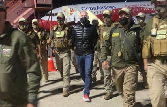 El momento en que Guillermo Parada fue aprehendido tras su arribo al aeropuerto de Viru Viru. (Foto: FGE).