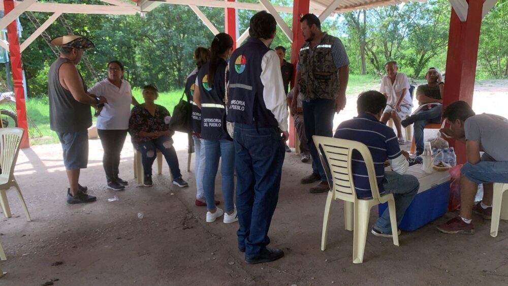 Un equipo de la Defensoría del Pueblo, en Puerto Quijarro. (Foto: Defensoría).