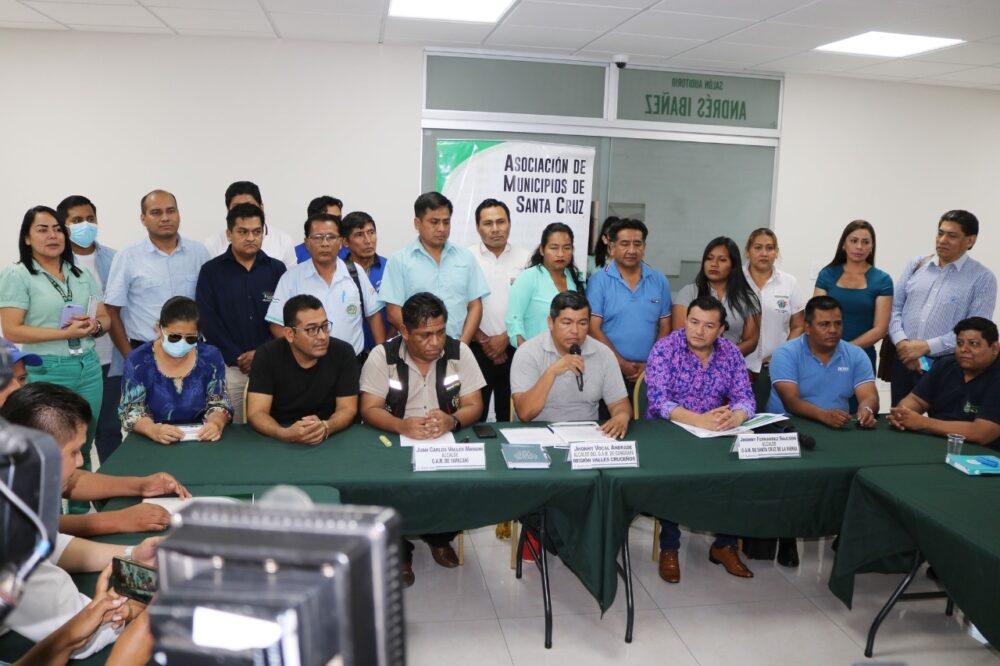 Los componentes de Amdecruz en una reunión hace algunas semanas. Archivo.