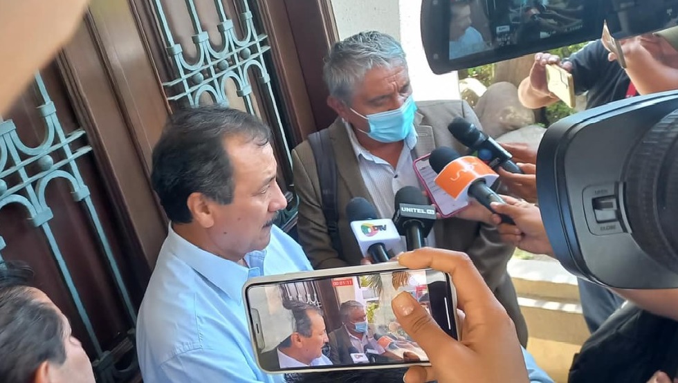 Arias coordina con cívicos cruceños marcha por el Censo en La Paz