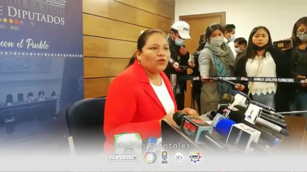 Diputada Choque denuncia que rector de UAGRM obliga a estudiantes a bloquear durante el paro en Santa Cruz