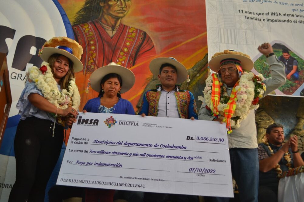 Gobierno indemniza a 5.181 agricultores de Cochabamba afectados por fenómenos climáticos 
