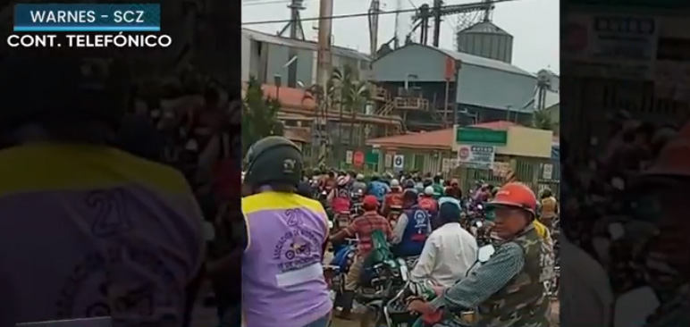 Mototaxistas se reúnen en puertas de empresas en Santa Cruz con el mensaje: “Tenemos que parar todos”