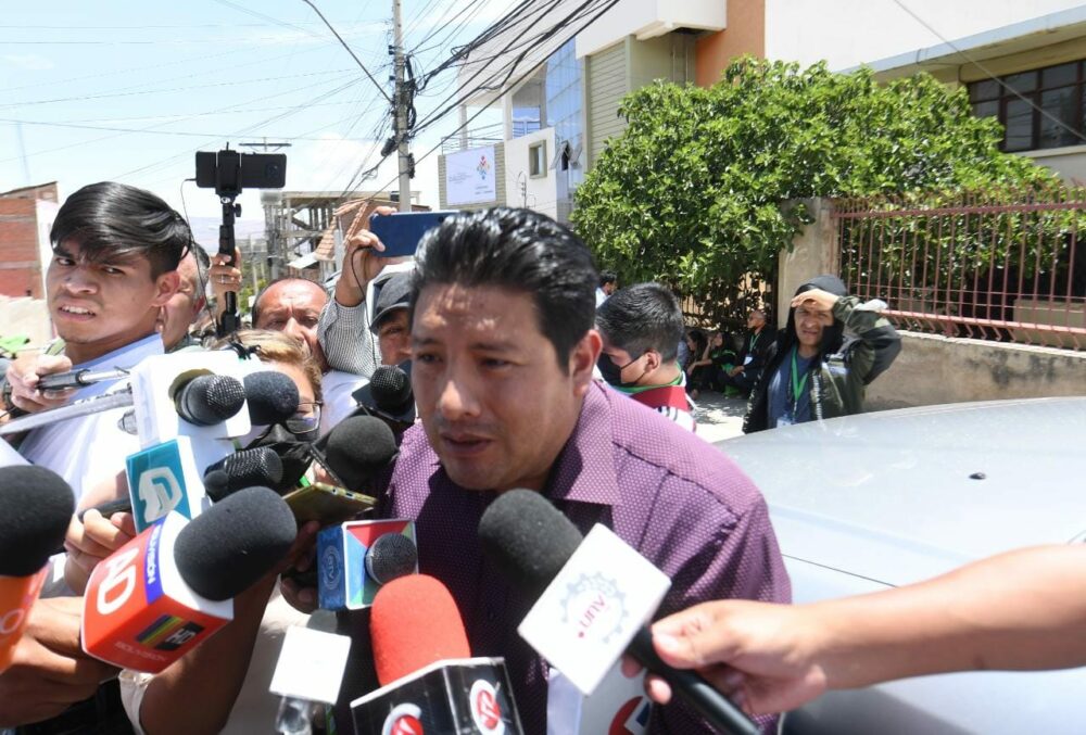 Gobernador de La Paz: Fernando Camacho es el verdadero cobarde, hace quedar mal a Santa Cruz
