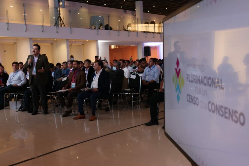 Reyes Villa afirma que el capricho de Camacho impide llegar a un acuerdo de paz en el país