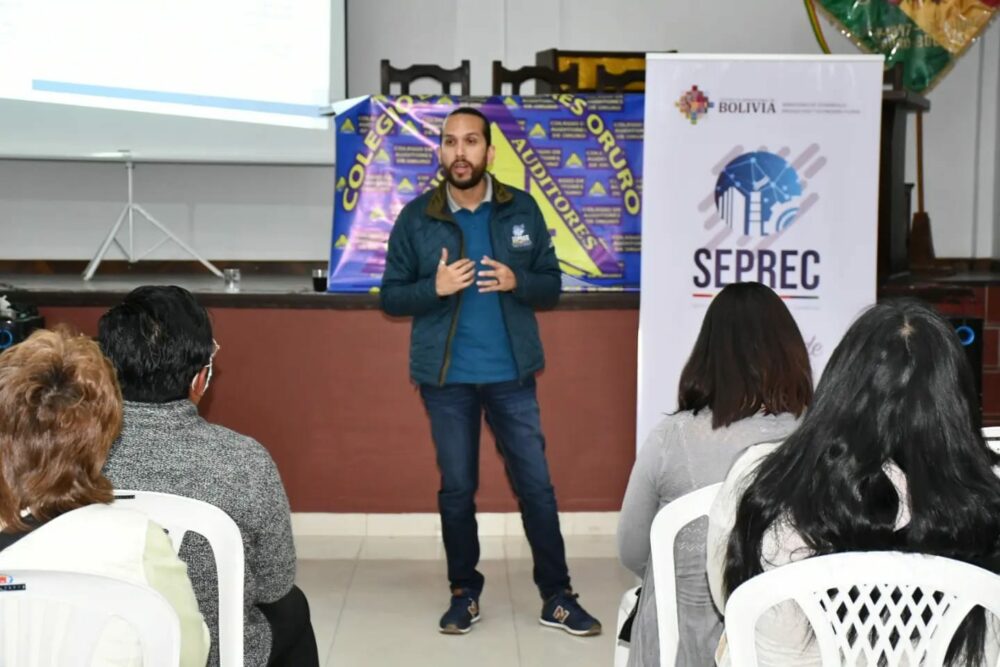 Seprec socializa sus servicios con colegios de profesionales de Oruro