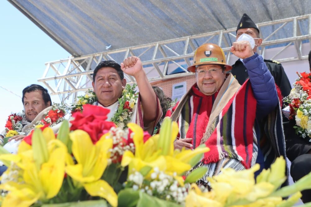Arce entrega suministros para ampliación de líneas eléctricas y 30 viviendas en Uyuni