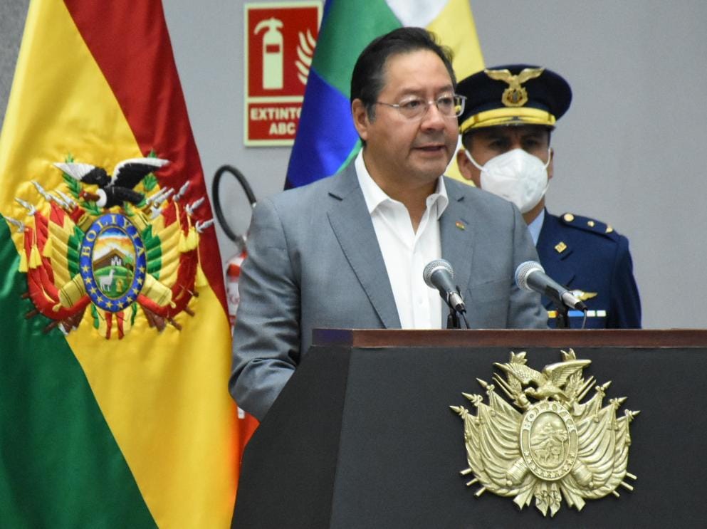 Presidente alerta que Bolivia está amenaza y exige a las FFAA resguardar la estabilidad política