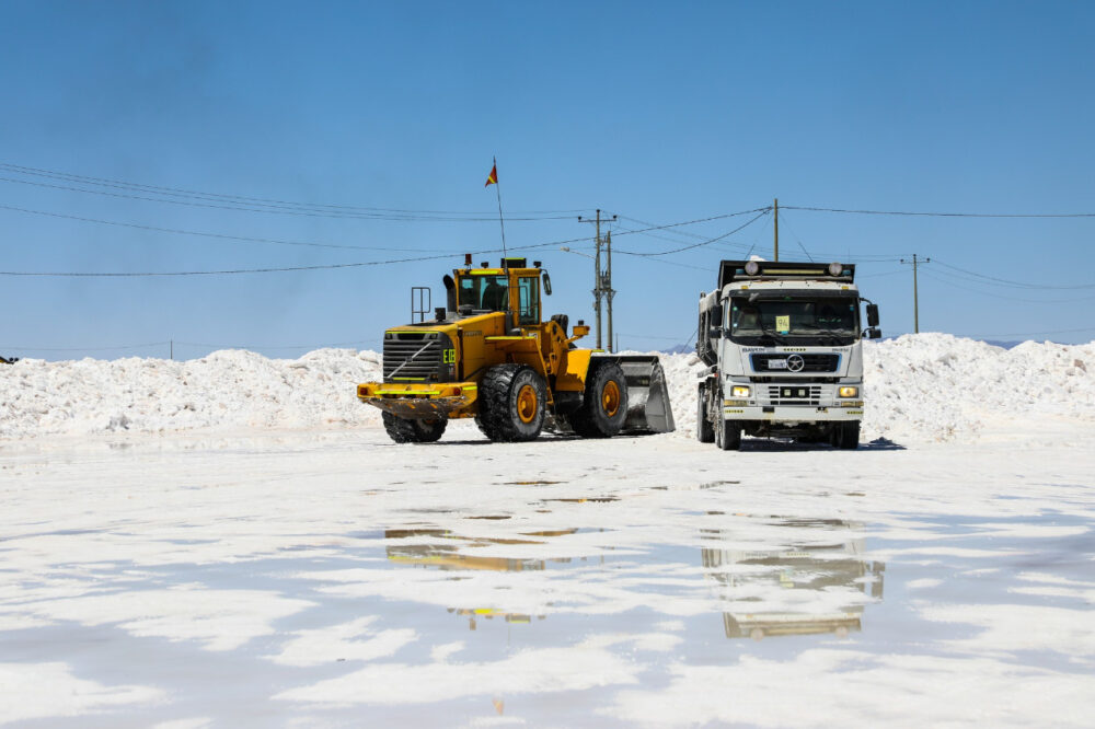 Arce anuncia la construcción de una carretera para que Uyuni exporte el litio