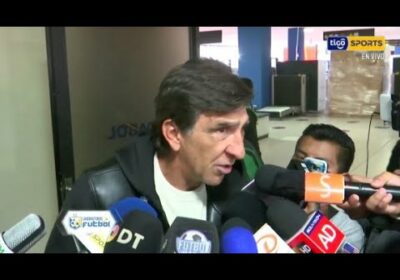 Gustavo Costas llegó al país. Mañana inicia los entrenamientos con la Selección.