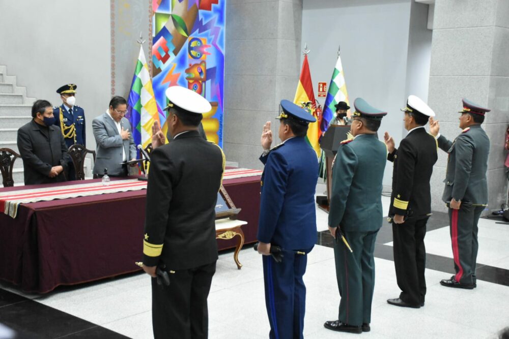 Presidente renueva al alto mando de las FFAA y le exige apego a la Constitución