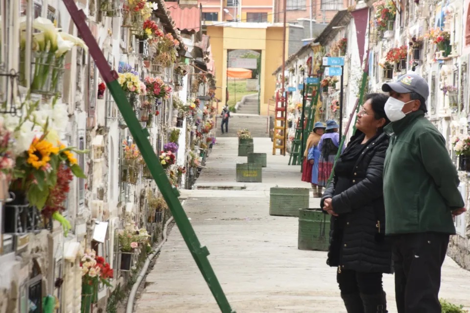 Todos Santos: Rigen al menos cuatro restricciones en cementerios de La Paz y El Alto