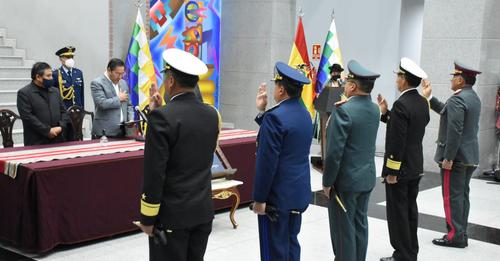 Presidente renueva al alto mando de las FFAA y le exige apego a la Constitución