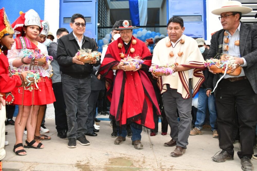 Presidente entrega unidad educativa y una piscina semiolímpica en Villazón