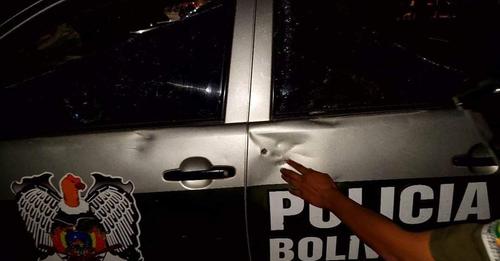 Violentos destruyen patrullas y saquean edificio policial en La Guardia, Camacho frena el diálogo