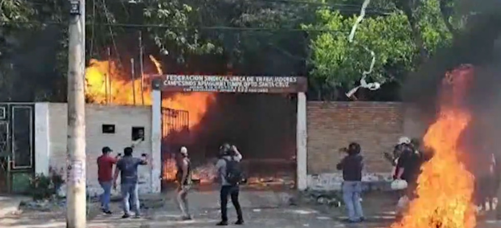 Turba vinculada a la UJC toma e incendia las instalaciones de los campesinos en de Santa Cruz