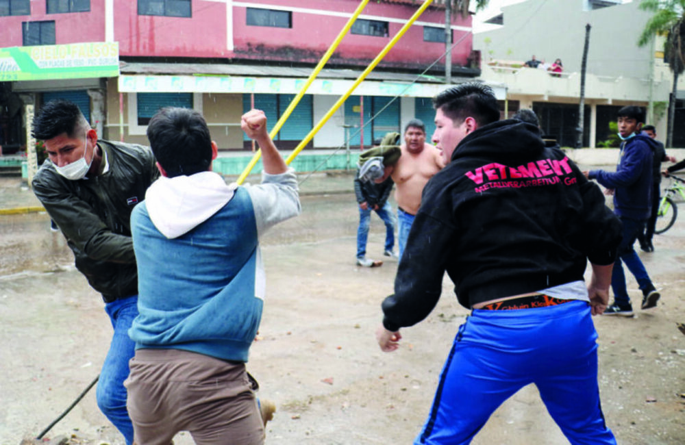 Bloqueadores agreden a personas que intentan sortear los puntos de bloqueo en Santa Cruz. Foto: Ahora El Pueblo.