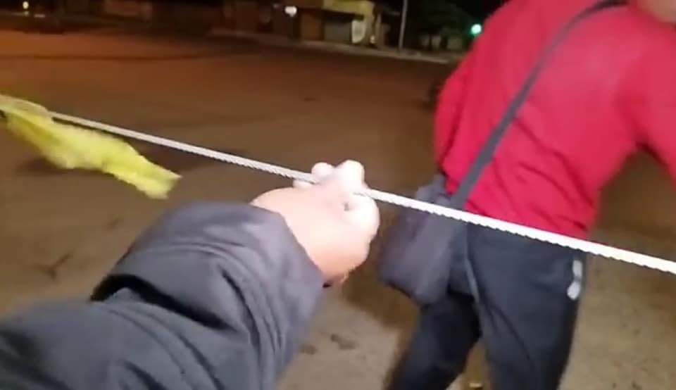 Motociclista pierde la vida tras ser herido por un cable en un punto de bloqueo de Santa Cruz 