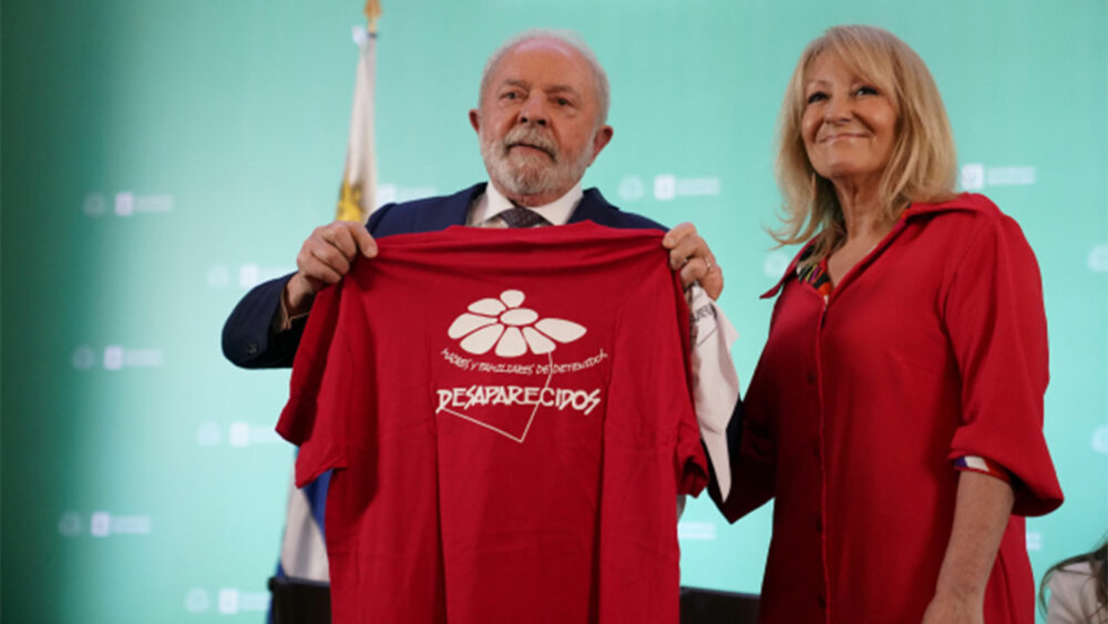 Lula recibió un presente de parte de Madres y Familiares de Uruguayos Detenidos Desaparecidos, un pañuelo con la leyenda 