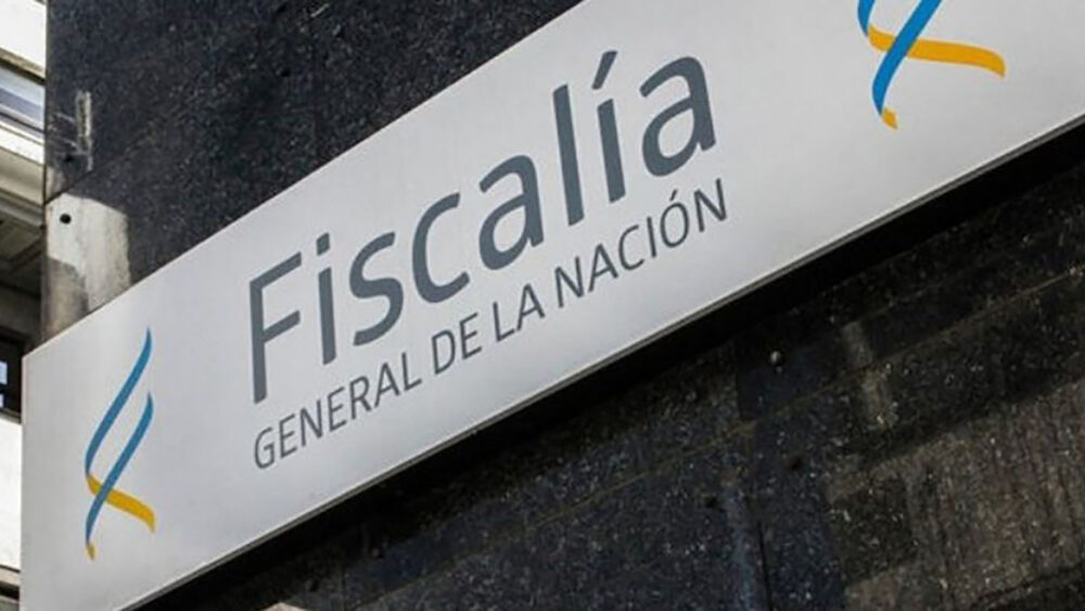 La fiscal de San Carlos especializada en violencia de género Fiorella Marzano fue quien tomó la denuncia y dispuso las primeras medidas de prueba: exámenes médicos y clínicos a la víctima y a los tres hombres denunciados. 