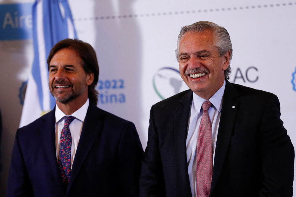 Alberto Fernandez y Luis Lacalle Pou (REUTERS/Agustin Marcarian)