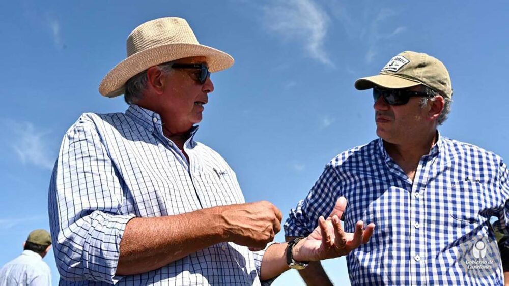 El ministro de Ganadería, Agricultura y Pesca Fernando Mattos y el intendente de Canelones Yamandú Orsi (del Frente Amplio) visitaron a varios productores rurales del departamento afectados por la sequía.