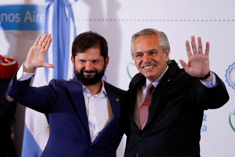 El presidente de Argentina, Alberto Fernández, y el presidente de Chile, Gabriel Boric, se reúnen durante la VII Cumbre de Jefes de Estado y de Gobierno de la Comunidad de Estados Latinoamericanos y Caribeños (CELAC), en Buenos Aires, Argentina, 24 de enero de 2023 (Reuters)