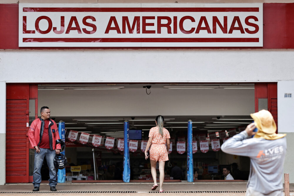 Personas caminan frente a una tienda de Lojas Americanas en Brasilia, Brasil 12 de enero de 2023 (REUTERS)