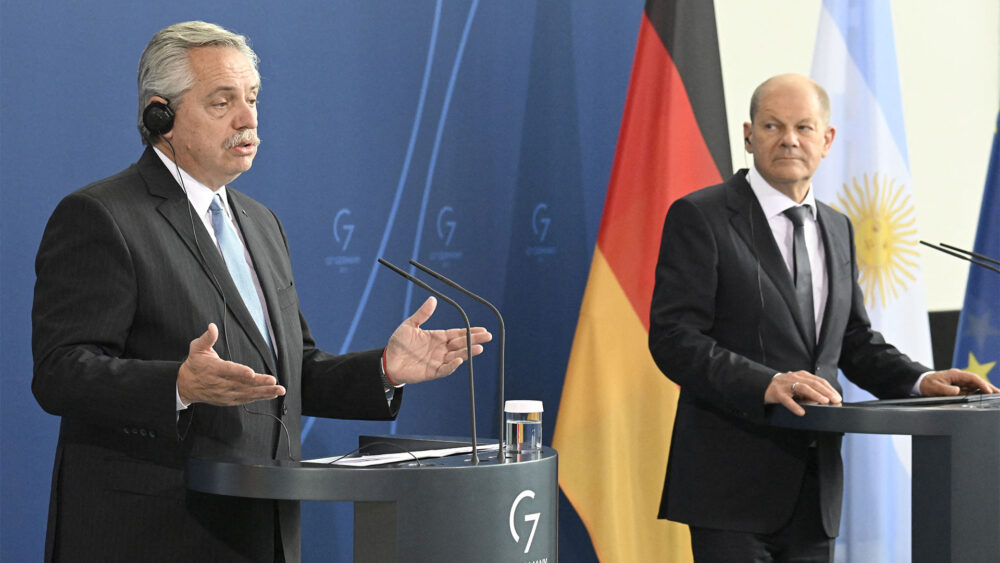 El presidente de Argentina, Alberto Ángel Fernández (izquierda), y el canciller alemán, Olaf Scholz, dan una conferencia de prensa conjunta en la Cancillería de Berlín