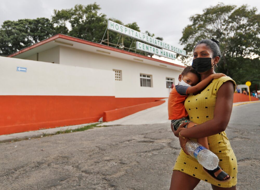 Una madre con su hijo en brazos sale de un hospital pediátrico, en La Habana (Cuba), en una fotografía de archivo. EFE/ Yander Zamora
