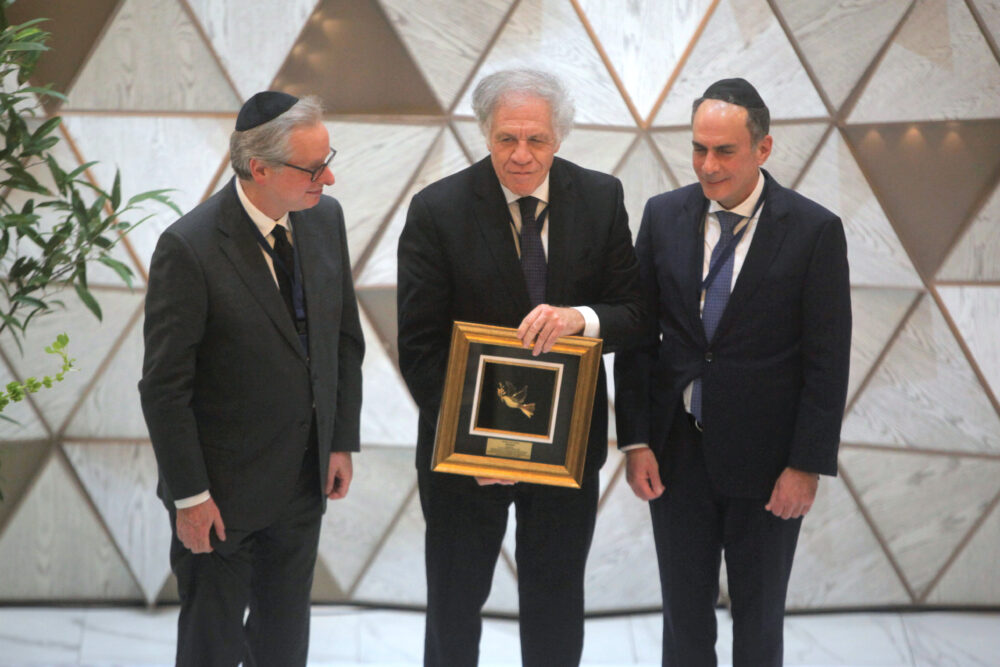 El secretario general de la Organización de Estados Americanos (OEA), el uruguayo Luis Almagro, habla tras recibir el premio Shalom de la comunidad judía de Panamá, hoy, en Ciudad de Panamá (Panamá). EFE/ Carlos Lemos
