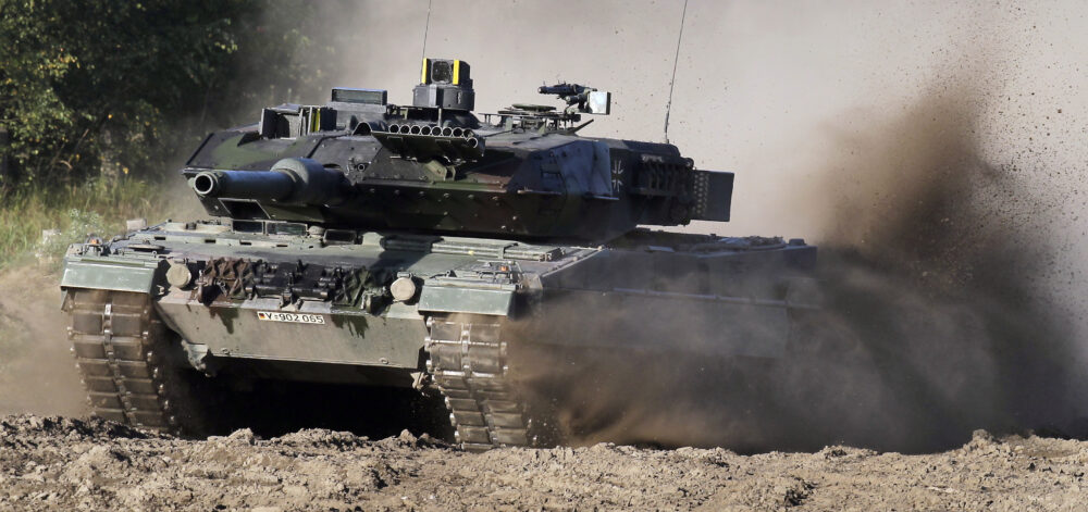 ARCHIVO - Un tanque Leopard 2 avanza durante un evento de demostración ante la prensa el miércoles 28 de septiembre de 2011, en Münster, Alemania. (AP Foto/Michael Sohn, archivo)