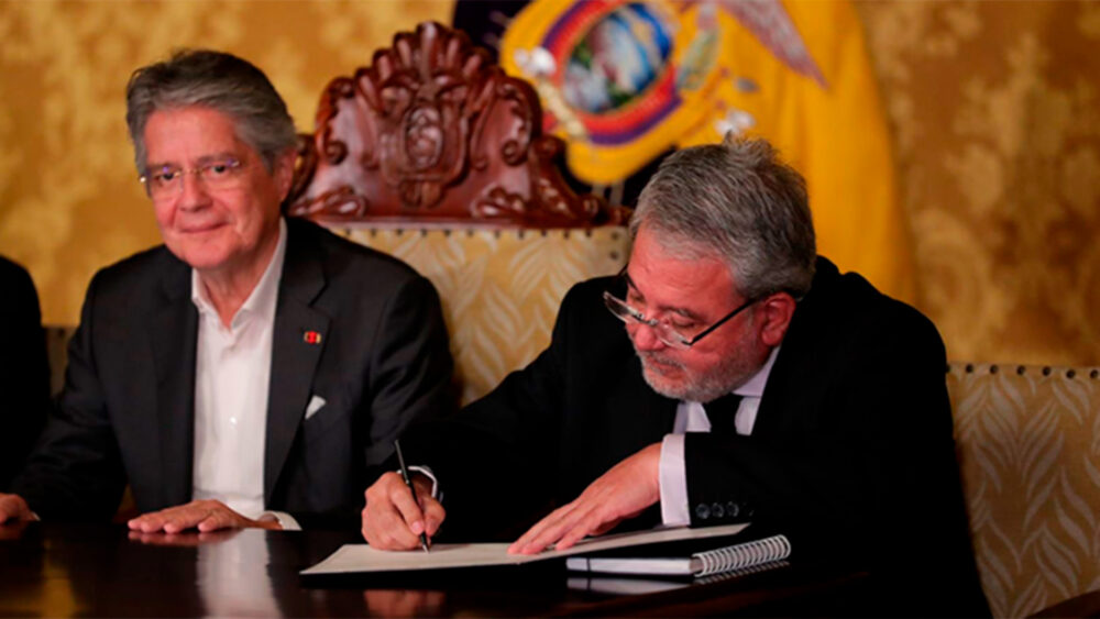 Luis Verdesoto, secretario de la Política Pública Anticorrupción de Ecuador, junto al presidente Guillermo Lasso