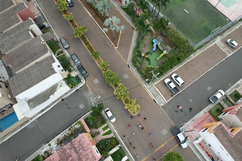 Los cuerpos de las personas asesinadas yacían sobre las calles de la urbanización privada donde sucedió el crimen.